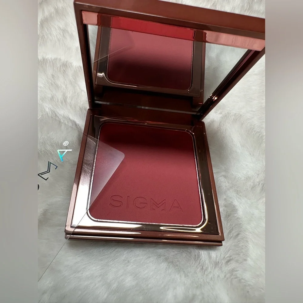 Sigma Beauty Blush in Berry Love - Deep Berry Tone - Picture 3 of 4